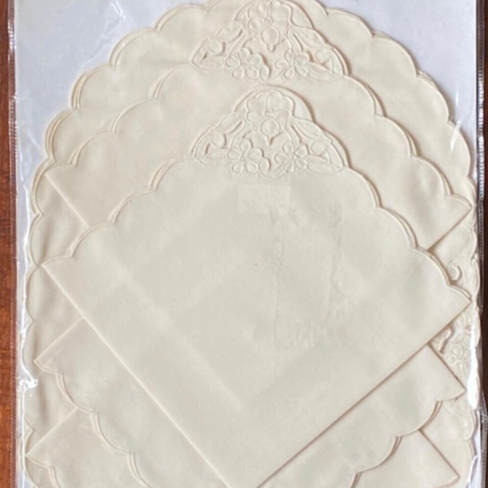 Vintage embroidered table placemats & napkins scallop edge "W-C designs" Set 4